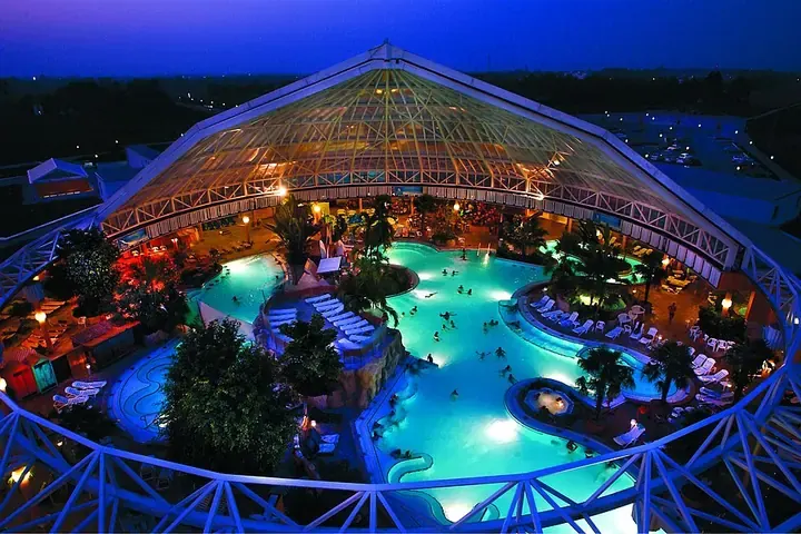 Beleuchtetes Thermenparadies der Therme Erding mit Glaskuppel