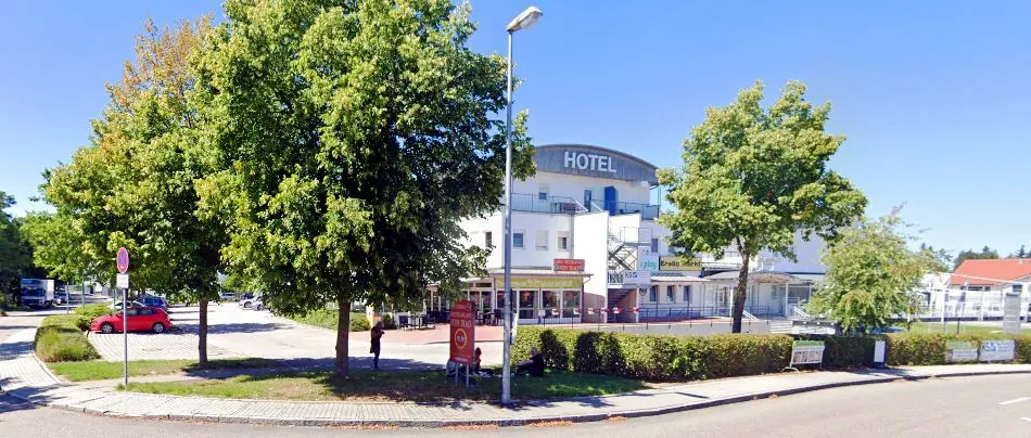 Eingang des Hotel Thannhof bei Sonnenuntergang
