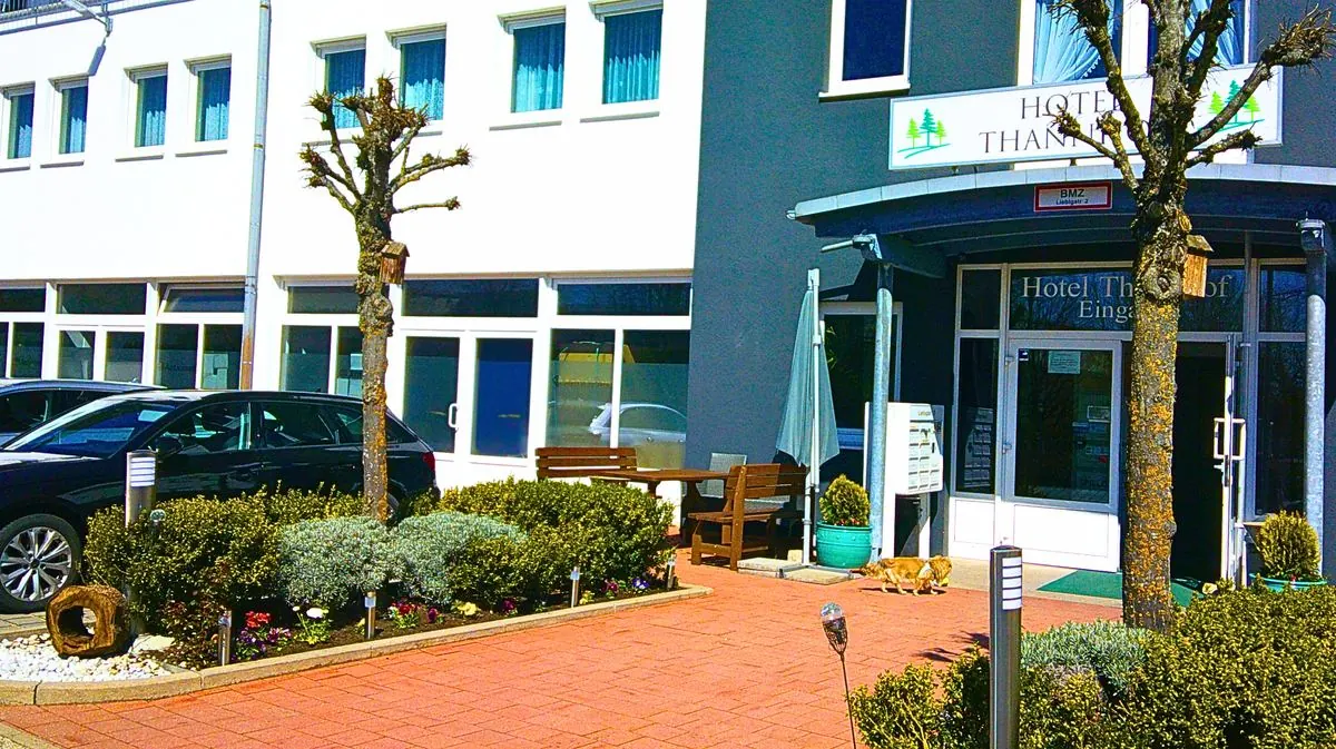 Eingang und Parkplatz des Hotel Thannhof am Tag