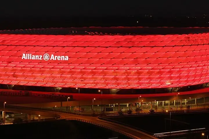 Rot beleuchtete Allianz Arena bei Nacht
